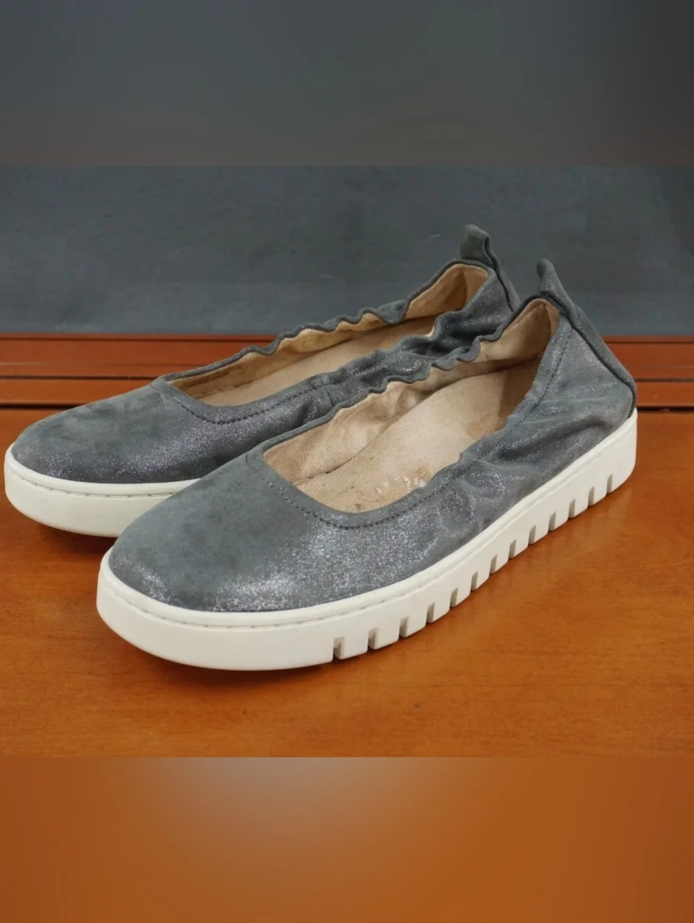 NWT Vionic Women's Shimmery Gray Elastic-Top Slip-On Flats Size 9.5